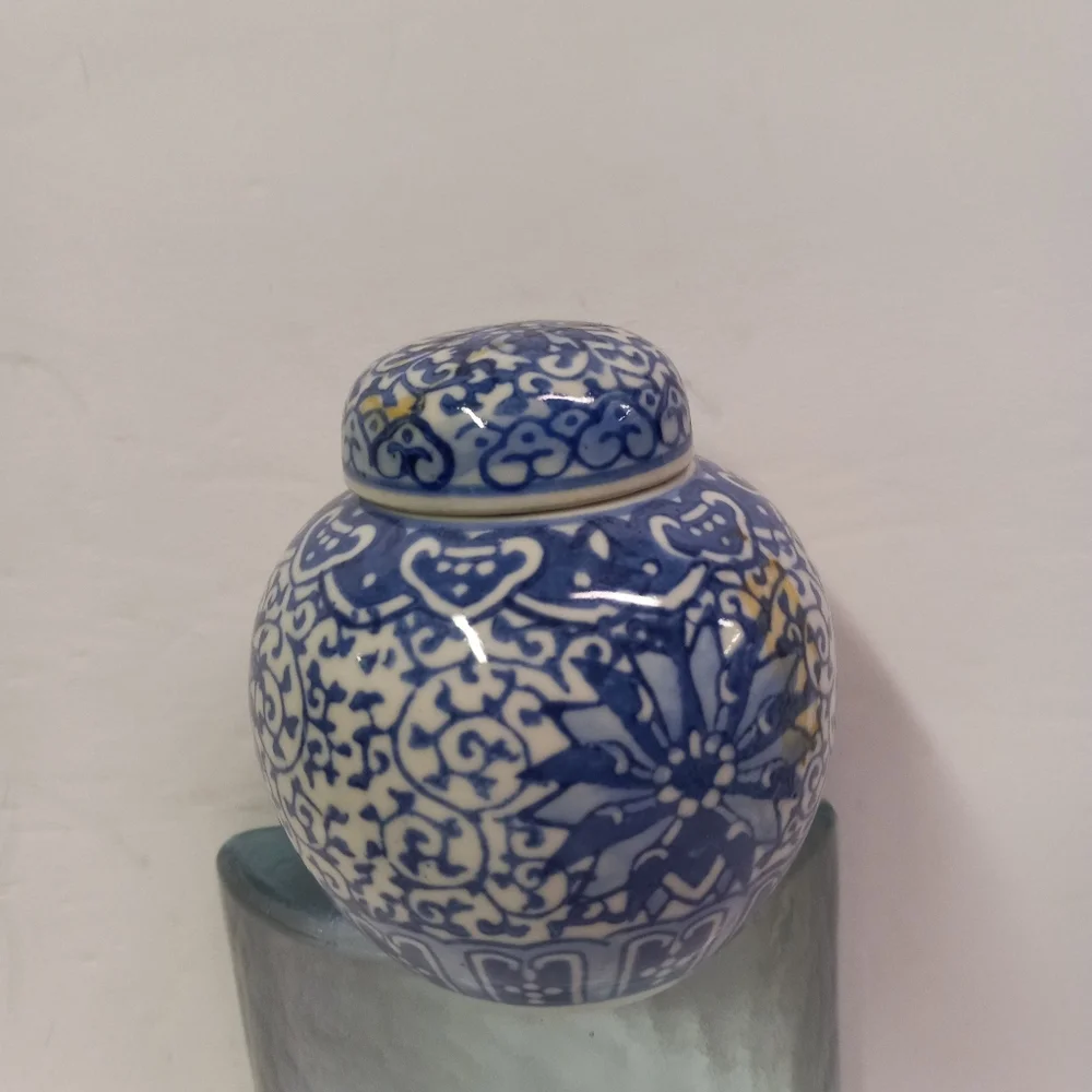 ASIAN Chinese Ginger Jar Blue White Floral Porcelain Ceramic  Vintage Collectibl